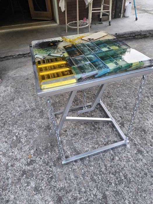 Стіл ручної роботи з епоксидної смоли.