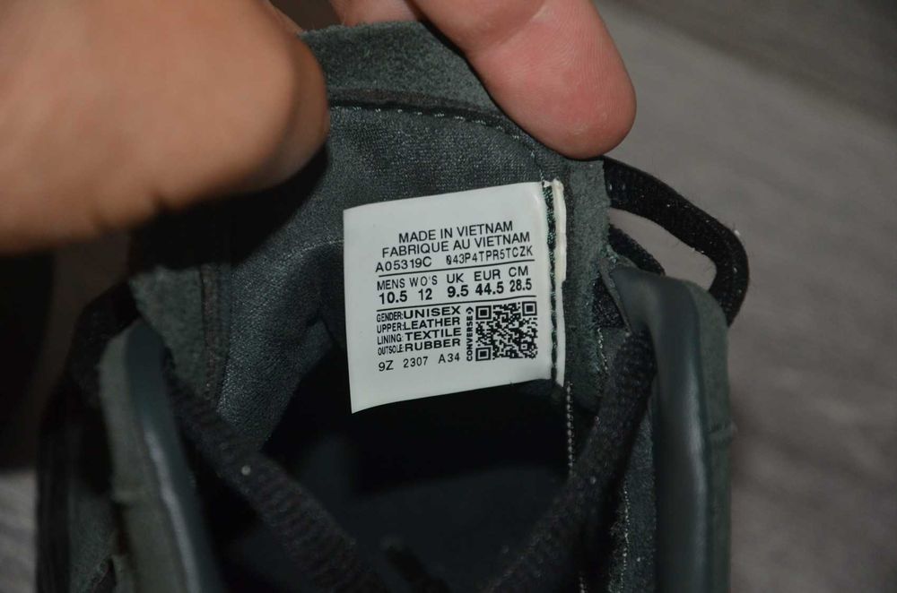 Продам кросівки замша Фірма Converse.