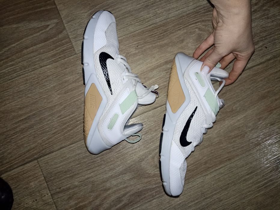 Продам кроссовки Nike