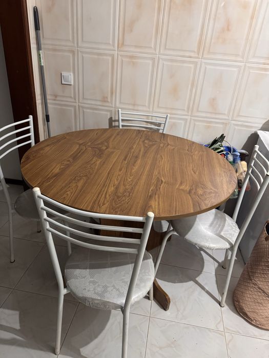 Mesa redonda com estesao  de madeira  com 4 cadeiras 1.10N Ext 1.60