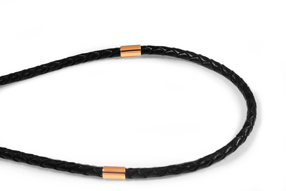 Кожаный шнурок со вставками из желтого золота