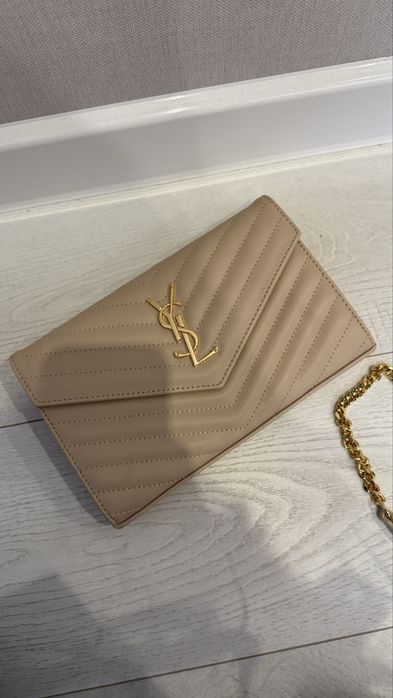 Сумка клатч ysl saint laurent cassandre wallet on chain бежевая