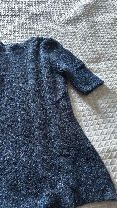 Granatowy sweter z modnym rekawem 3/5