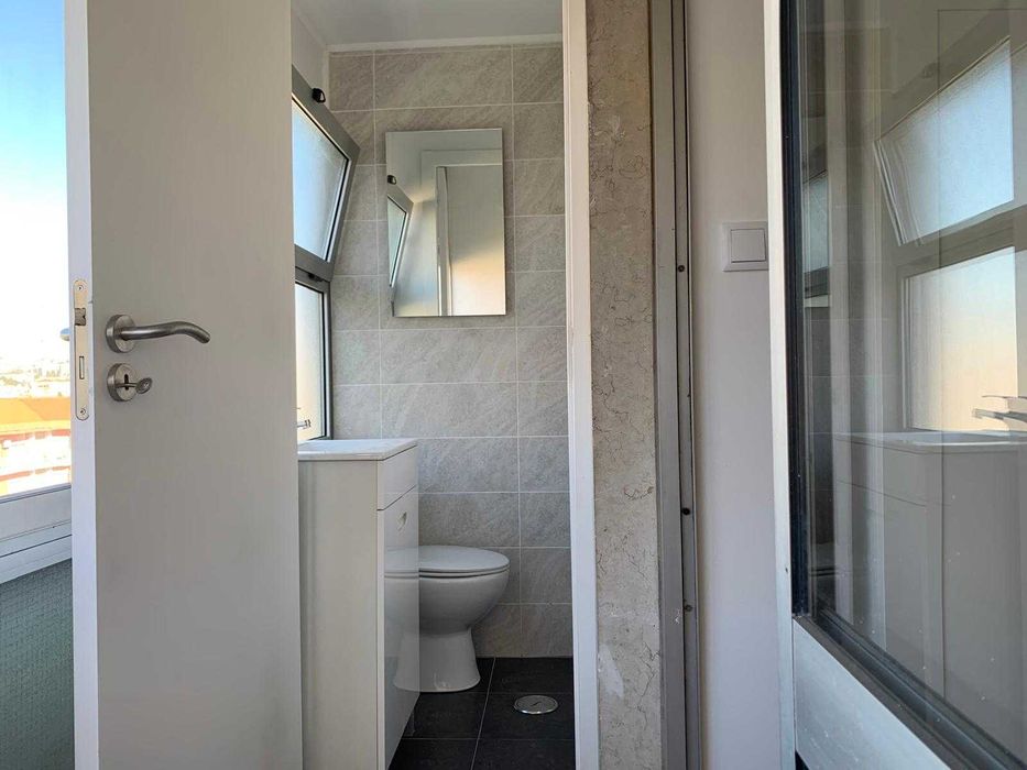 Quarto suíte com varanda metro Olivais Basto