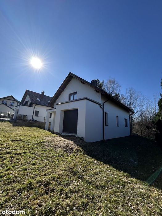 Nowoczesny biały dom w otoczeniu lasu
