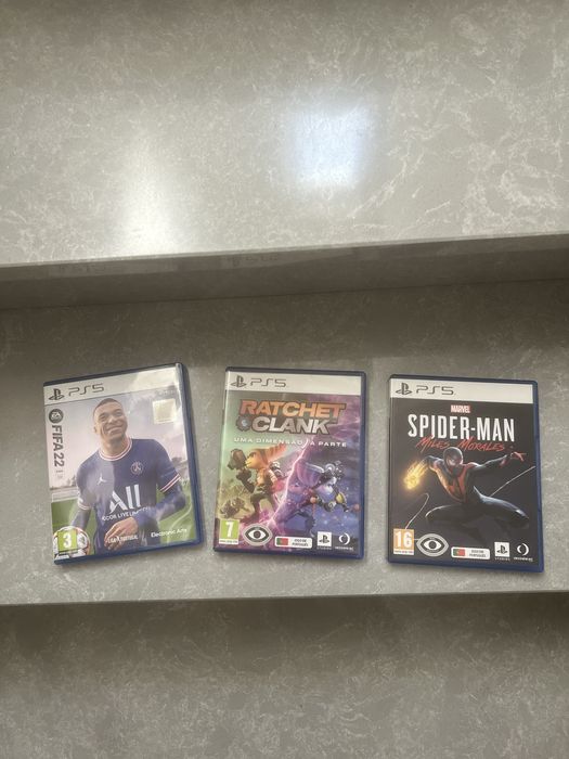 Playstation 5 Standard + 2 comandos + 3 jogos (825Gb)