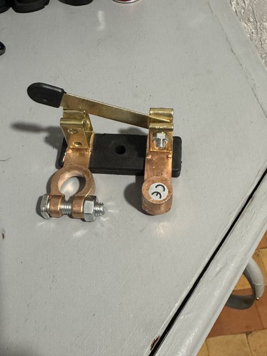 Розмикач масси автомобіля