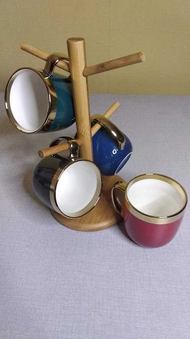 Набор стильных чашек на подставке