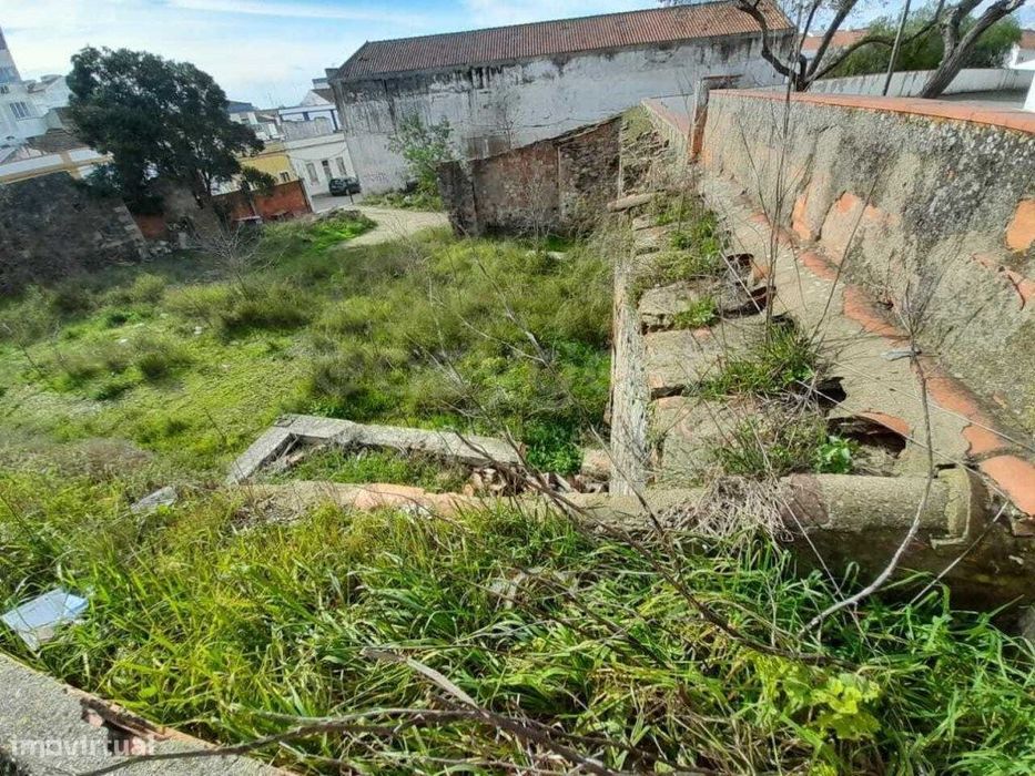 Land with a total area of 1,072.30 m², located in the heart of the city of Beja...