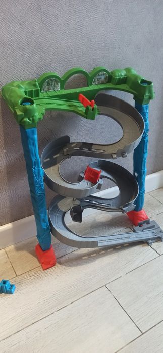 Трек Hot Wheels BGK04 , Безумный спуск из серии Томас и друзья Fish