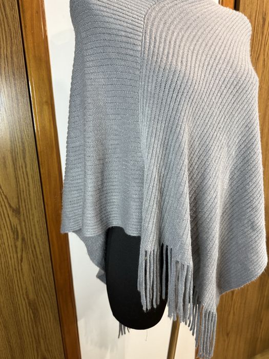 Szare ponczo narzutka