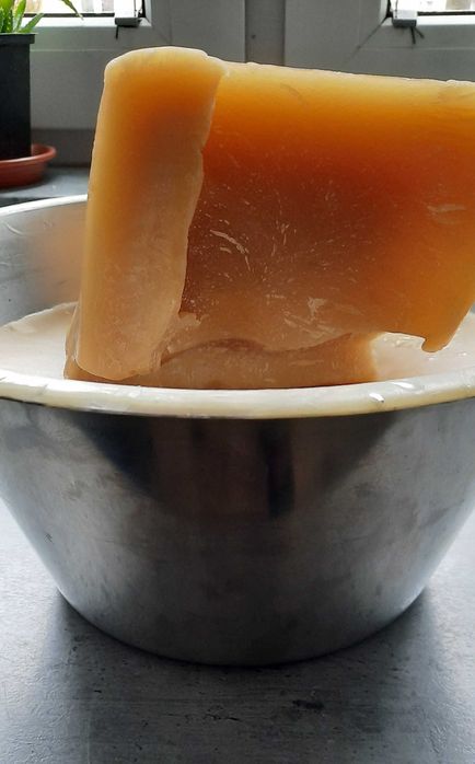 Wosk serowarski do powlekania serów.