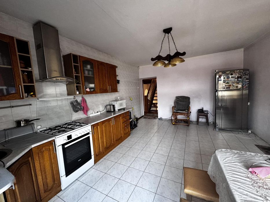 Окремий  2-х поверховий цегл.  будинок