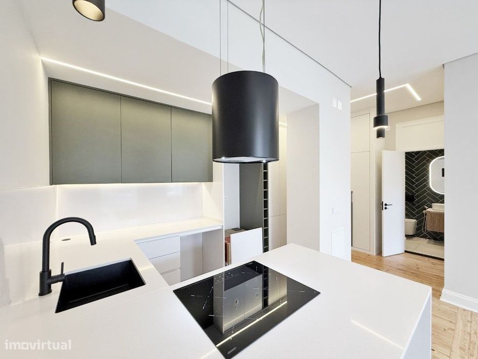 Apartamento T3 Remodelado com 2 Suites, Closet e logradouro na Av. ...
