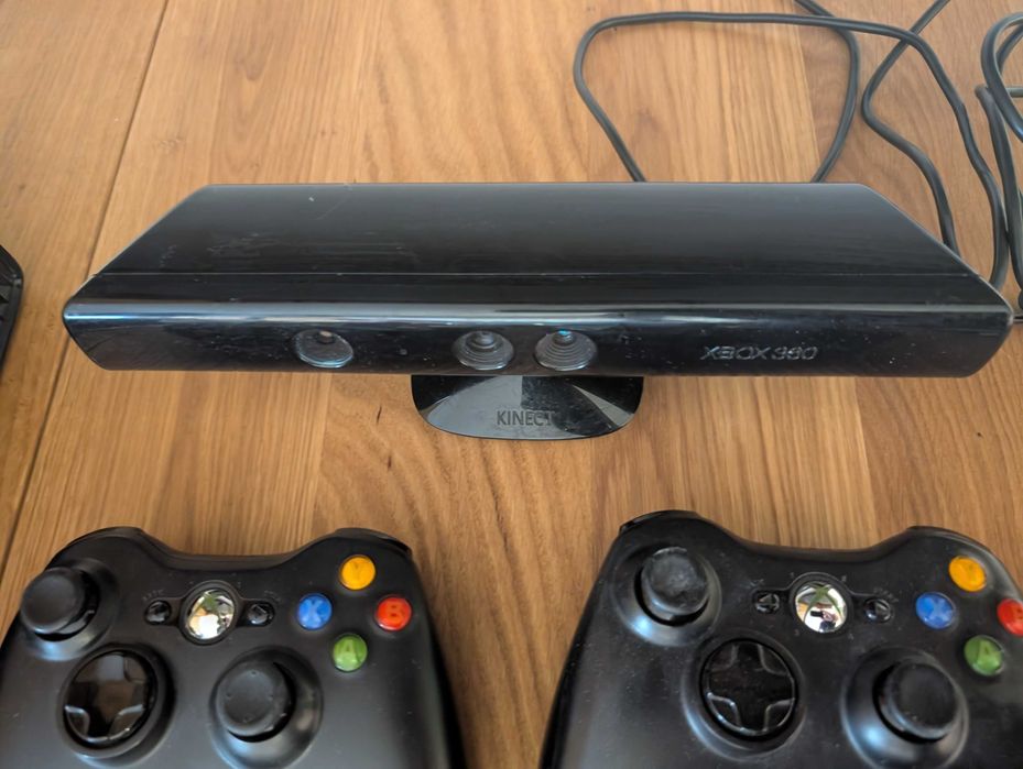 XBOX 360 + 4 pady + kinnect + gry + klawiatura do pada