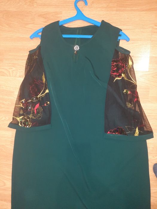 Нове плаття нарядне з гарними рукавами