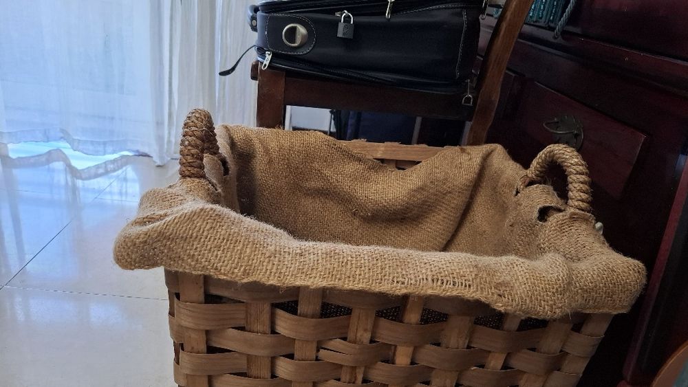 cesto de lenha grande e forrado