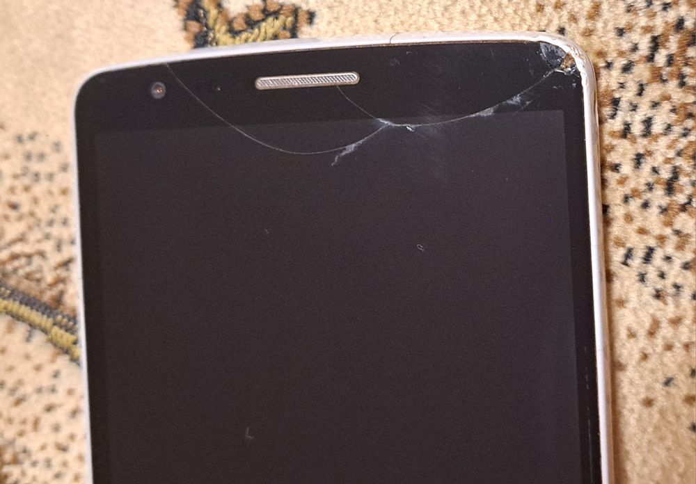 Телефон LG на деталі