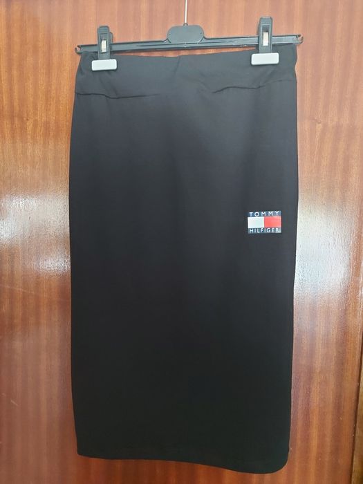 Saia básica preta da Tommy