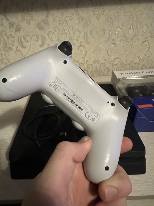 Продам PS4 Slim + Новый геймпад