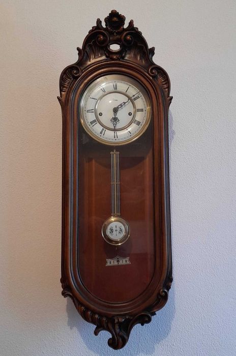 Relógio de parede alemão. Mede 85 cm de altura.