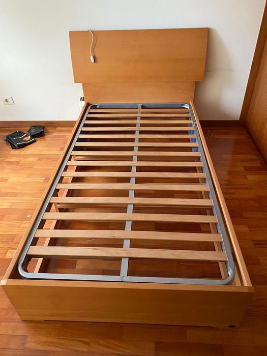 Cama, estante e secretária quarto criança