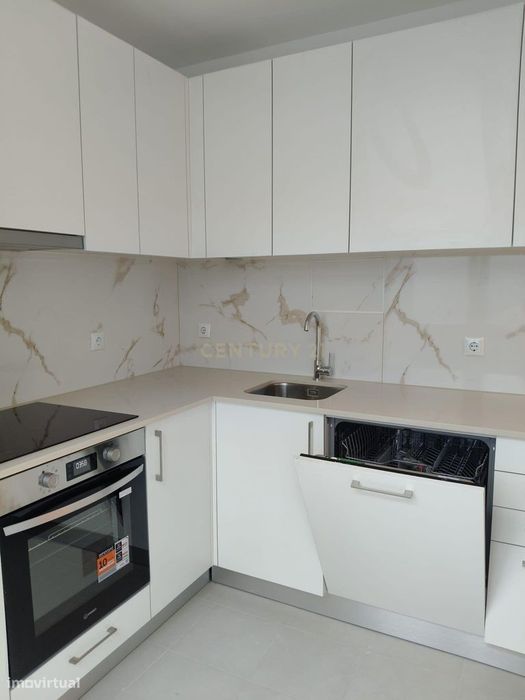 Apartamento T2 renovado pronto a estrear em Beato, a 500 metros do met