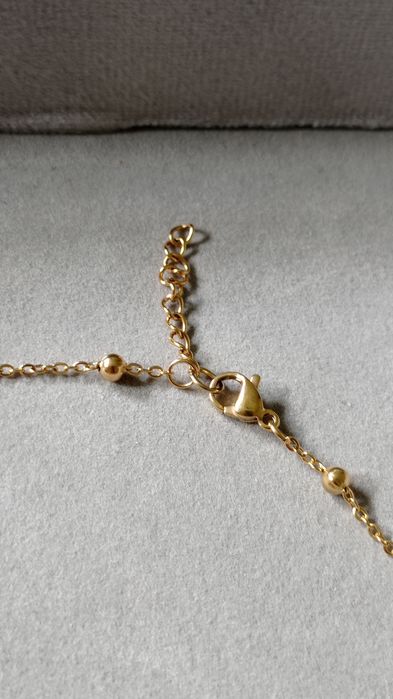 Krótki naszyjnik z czarnym kamieniem w okuciu