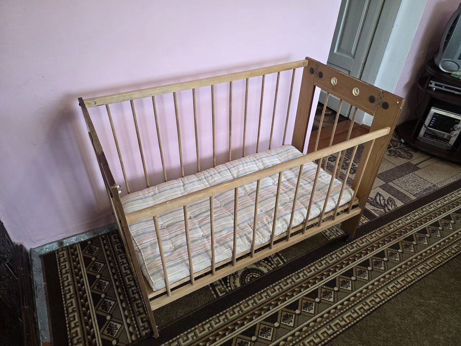 Дитяче дерев’яне ліжечко 130×70 см з матрацом, б/в