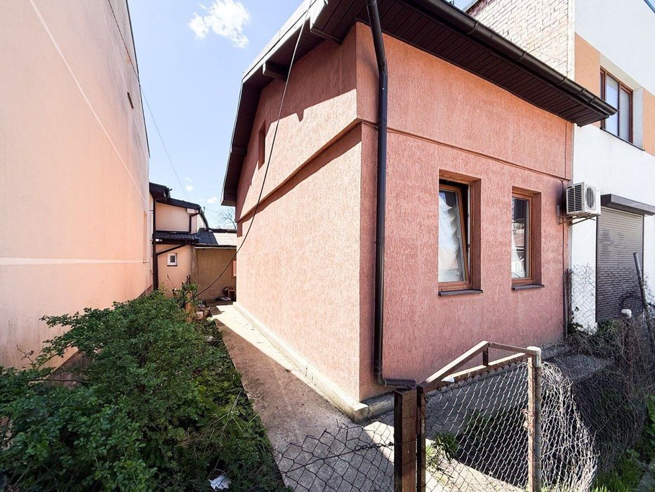 Продається цегляний будинок у центрі міста біля парку, два входи на подвірʼя - перша лінія вул. Макогона і вул. Героїв Маріуполя