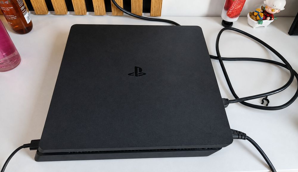 PS4 Slim 500GB + 2 oryginalne pady DualShock 4 + kable