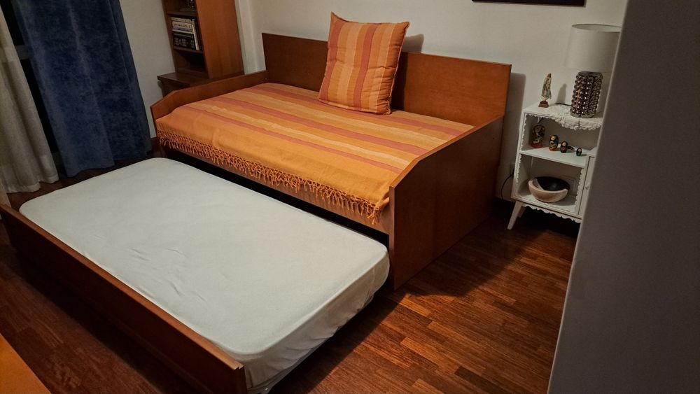 Estantes de sala e cama dupla em madeira cerejeira