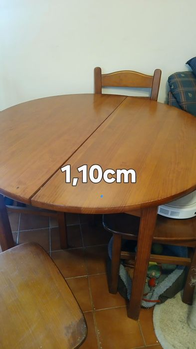 Mesa em madeira +4 cadeiras. A mesa abre, fica com um comprimento  maior