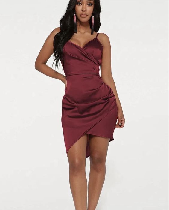 Червона атласна сукня