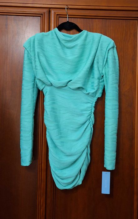 Vestido com ombreiras Novo Tamanho único