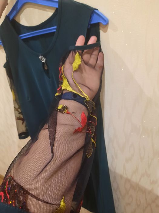 Нове плаття нарядне з гарними рукавами