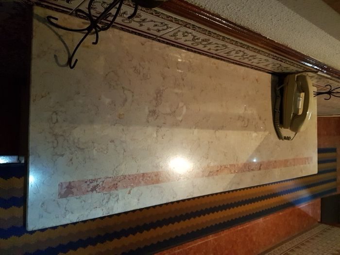 Aparador em pedra com espelho e mesa de centro