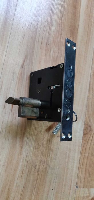 Врезной замок с цилиндром