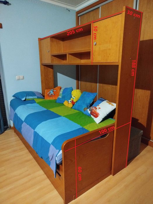 Conjunto secretária + cama para criança