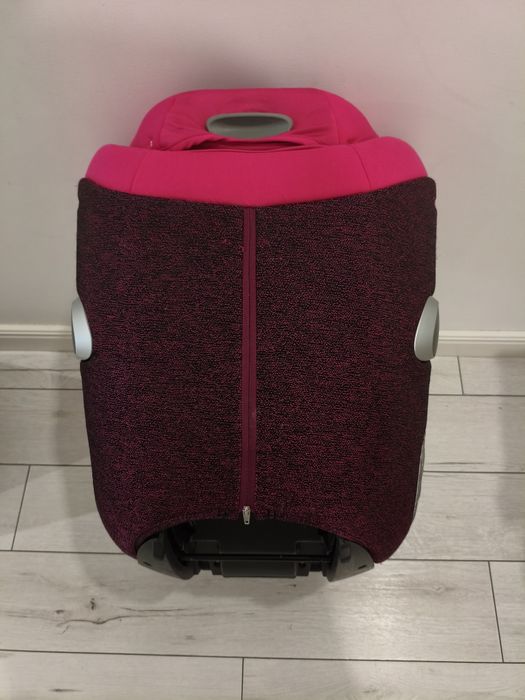 Fotelik samochodowy Cybex sirona z i-size wraz z bazą obrotową.