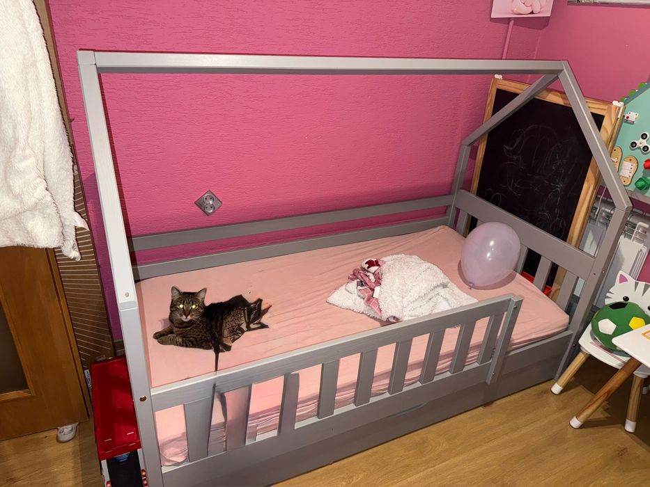 Drewniane łóżko dziecięce Domek