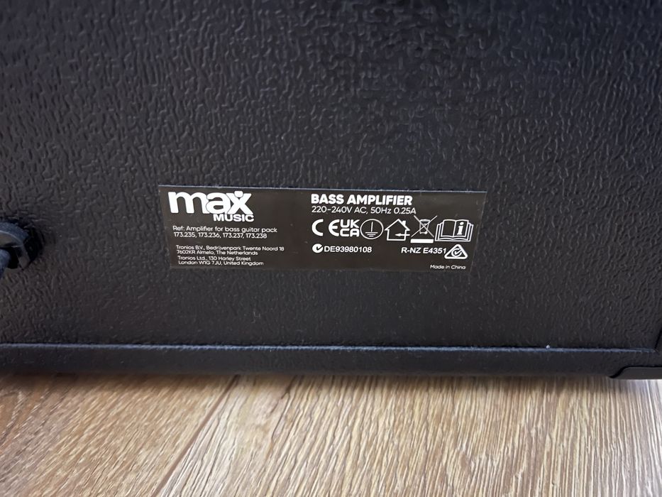 Elektryczna gitara basowa MAX music