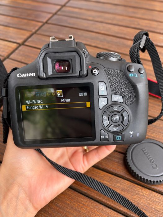 Canon EOS 2000D + objetiva 18–55 mm + mala e acessórios