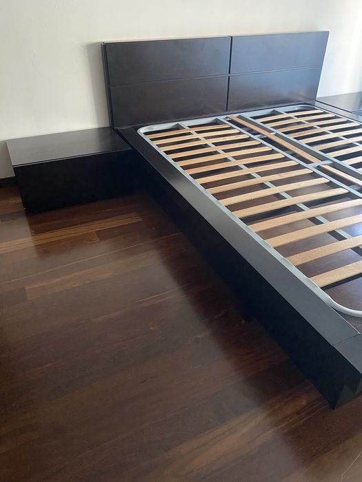 Cama casal com 2 mesas de cabeceira. 2,10 X 170cm