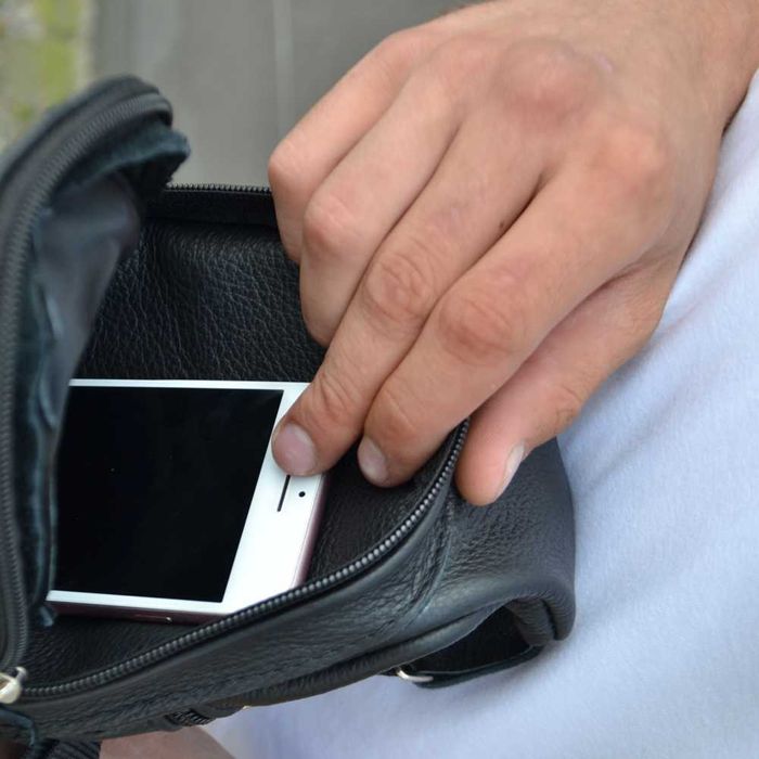 Качественная сумка слинг из натуральной кожи. Цвет: черный.