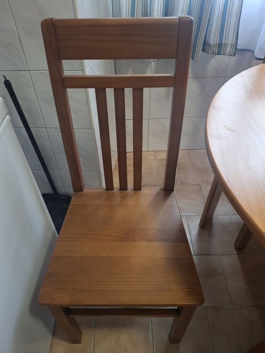 Mesa de jantar redonda com 4 cadeiras