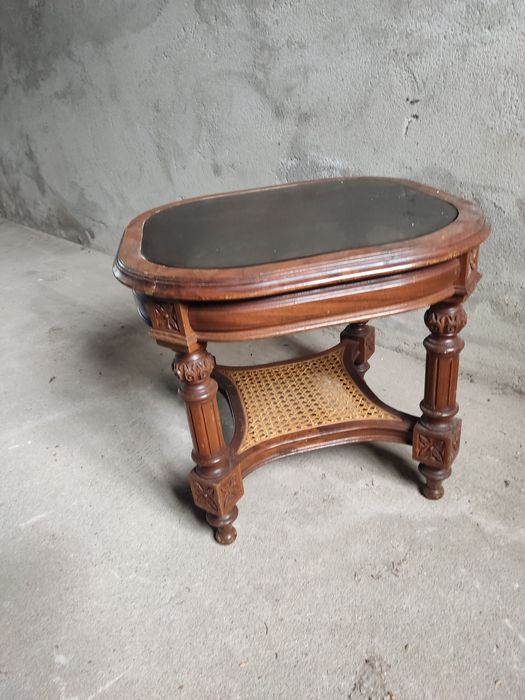 Mesa de palhinha com tampo em vidro