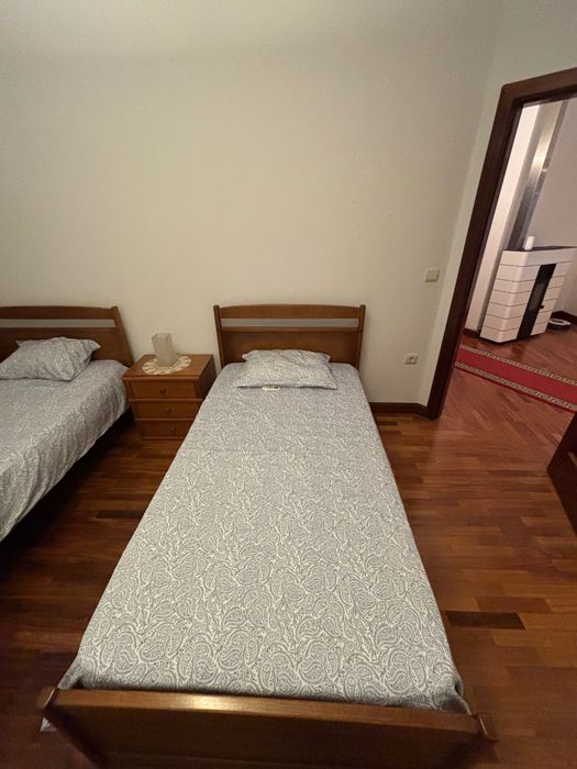 Camas de solteiro em madeira maciça