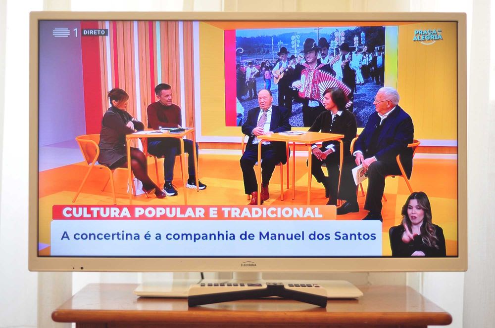 televisão smart tv 32 polegadas, de cor branca, em excelente estado