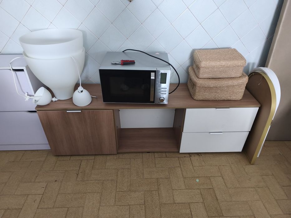 Móvel para TV branco e tom madeira